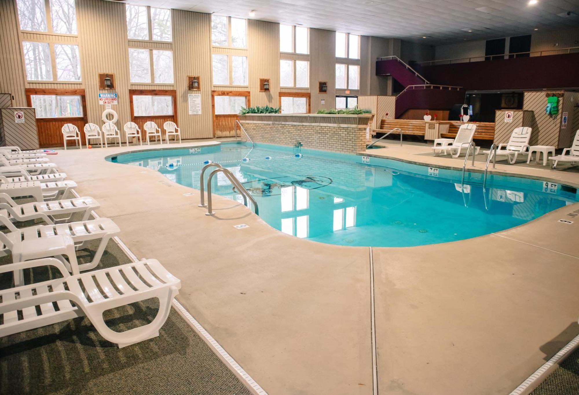 Carriage House Country Club Hotel Pocono Manor Exterior photo