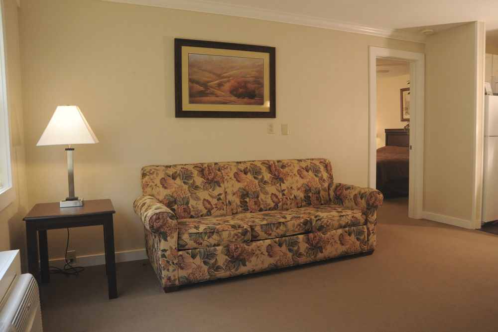 Carriage House Country Club Hotel Pocono Manor Exterior photo