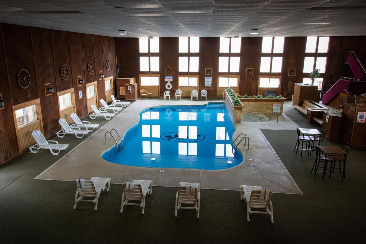 Carriage House Country Club Hotel Pocono Manor Exterior photo