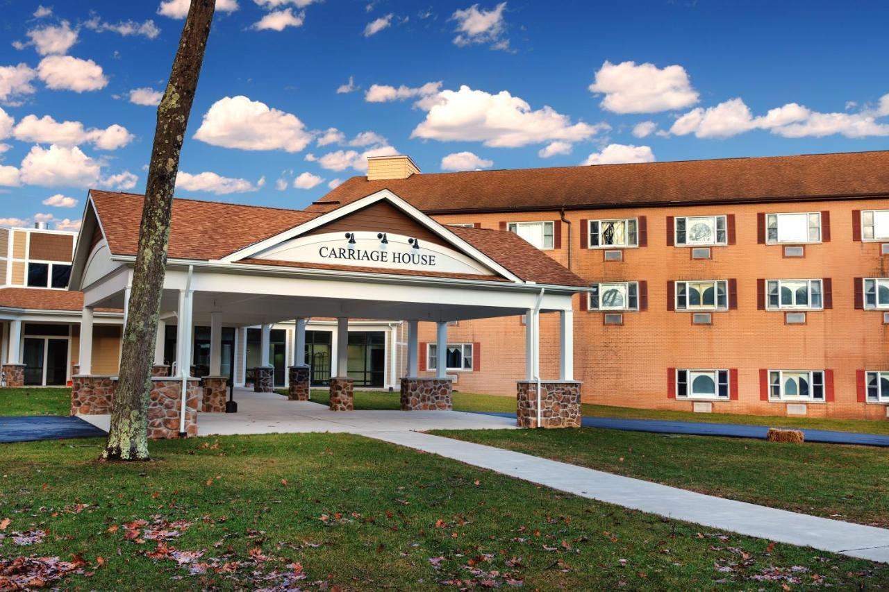 Carriage House Country Club Hotel Pocono Manor Exterior photo
