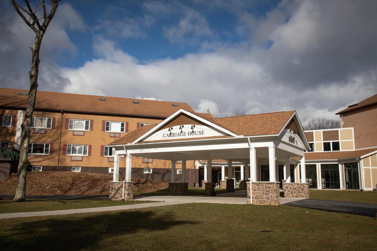 Carriage House Country Club Hotel Pocono Manor Exterior photo