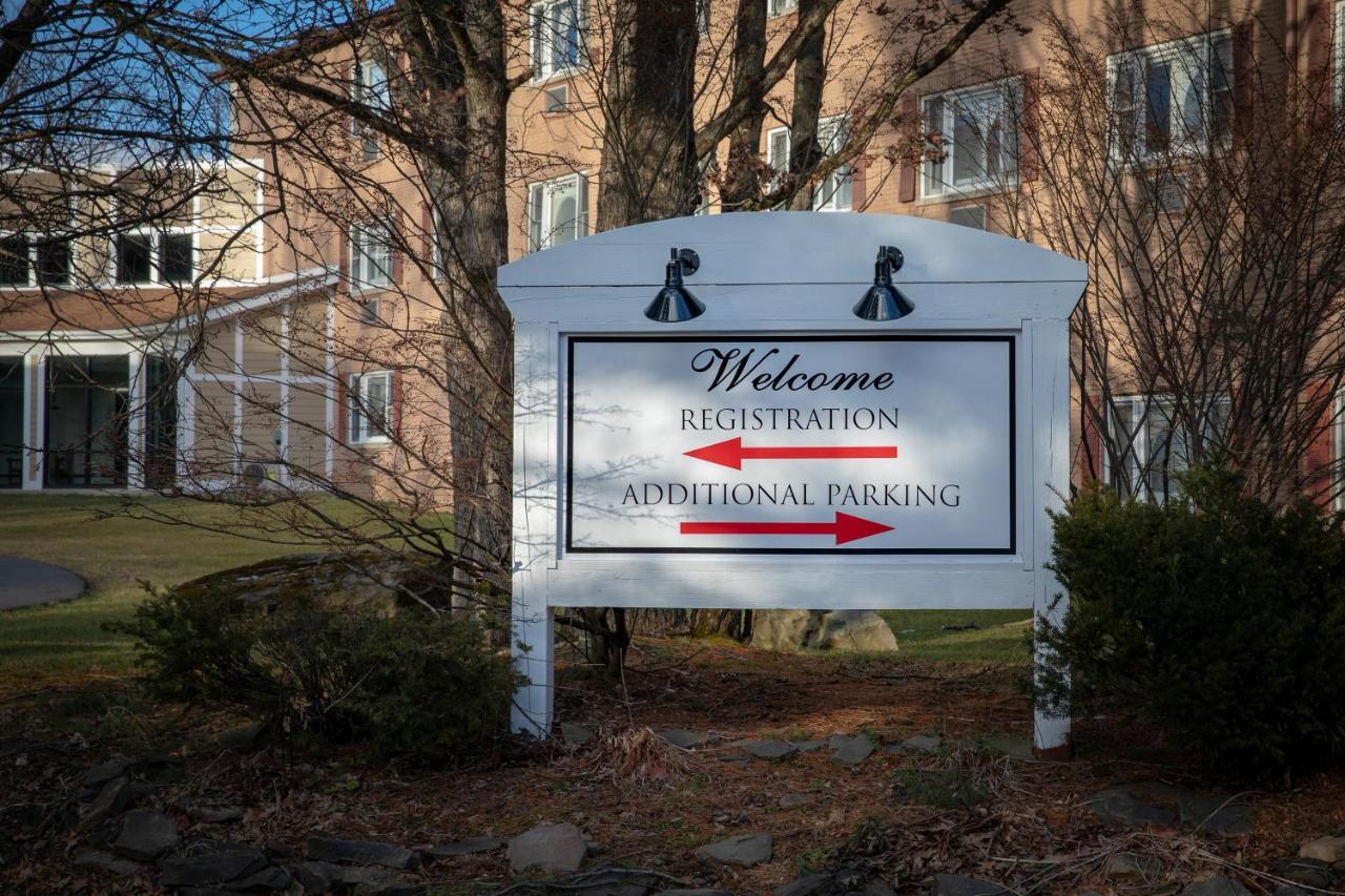 Carriage House Country Club Hotel Pocono Manor Exterior photo